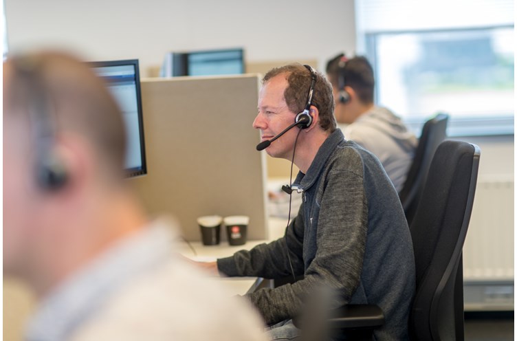 Medewerker Support met headset